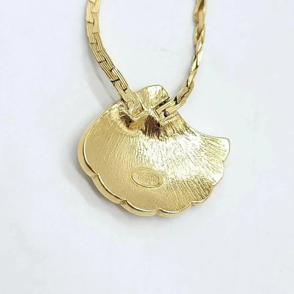 TRIFARI 1980s Cream Beige Enamel Shell Pendant Ear - Picture 5 of 5